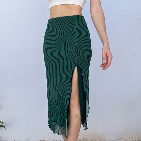 UO green mid length skirt, layered Size S black and green skirt - Picture 3 of 6